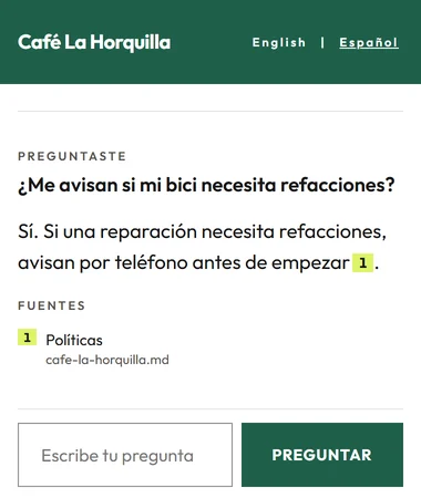 El widget de Cited abierto sobre una página de prueba del café de muestra, respondiendo “¿Me avisan si mi bici necesita refacciones?” con su marca de cita y su fuente.